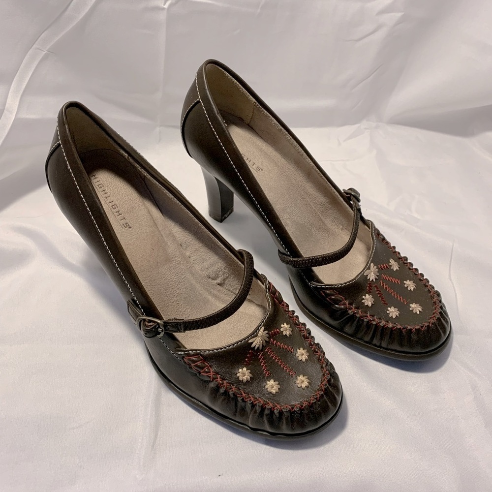 Highlights Embroidered Heel